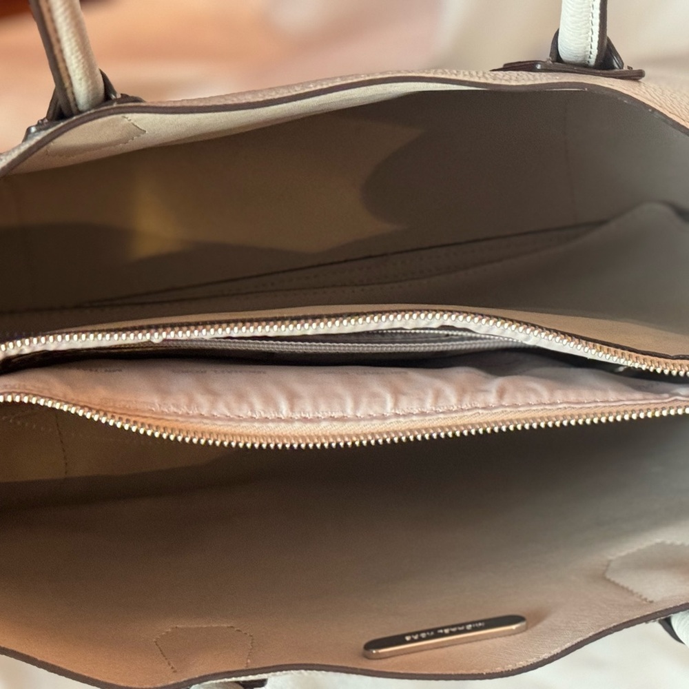 Micheal Kors Purse - Picture 10 of 11